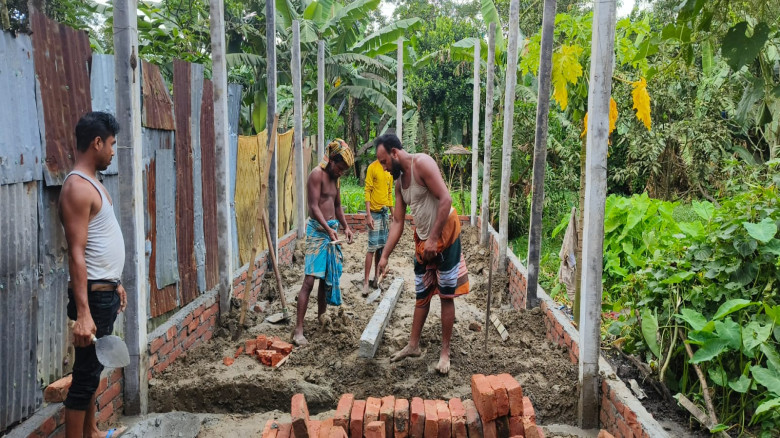 ভিক্ষুক ফিরোজার স্বপ্নপূরণ, নতুন ঘর দিলেন তথ‍্য প্...