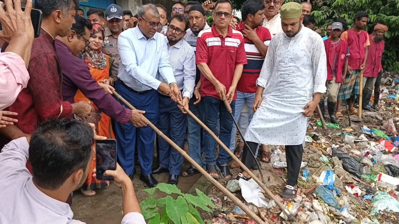 ডেঙ্গু ঠেকাতে মাঠে এমপি আনোয়ারুল হক, নেত্রকোণায় পর...