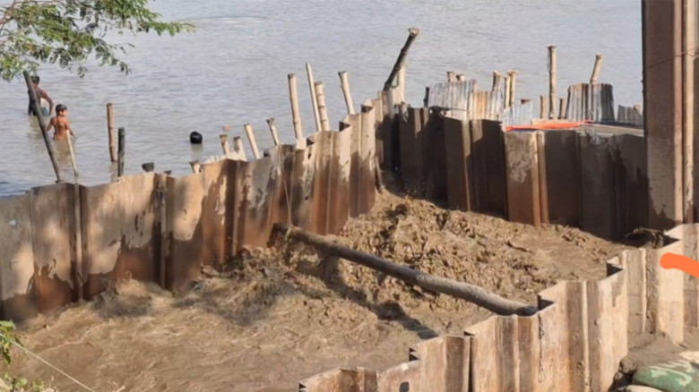 কটিয়াদীতে চোরাই সংযোগে লাইনে লিকেজ,বাতাসে উড়ছে গ্য...