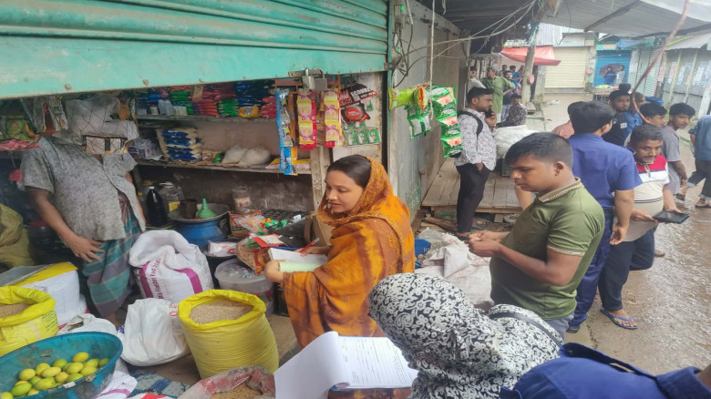 নলছিটিতে ভোক্তা অধিকার অধিদপ্তরের অভিযান, ৫ প্রতিষ...