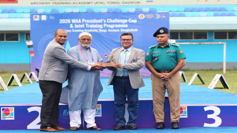 প্রেসিডেন্টস চ্যালেঞ্জ কাপে বিজয়ীদের হাতে পুরস্কার...