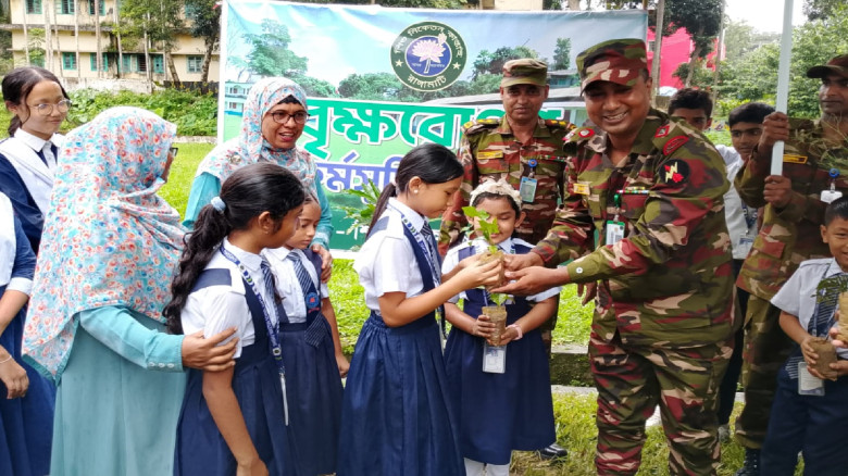 কাপ্তাই শিশু নিকেতন স্কুলে জোন কমান্ডারের বৃক্ষরোপ...