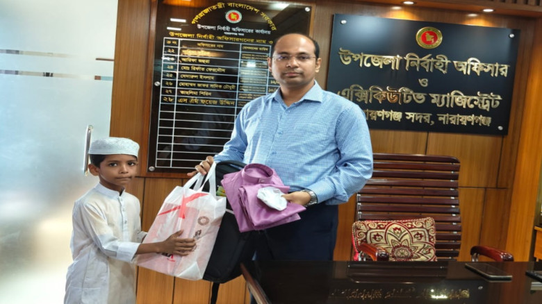 মাদ্রাসার শিক্ষার্থীকে উপহার দিলেন ইউএনও এস এম ফয়...