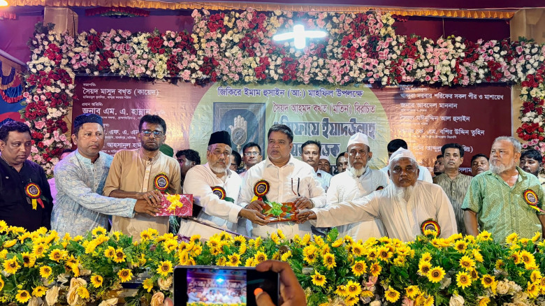 খান্দুরা দরবার শরীফে ‘ওজিফায়ে ইয়াদুল্লাহ’ বইয়ের...