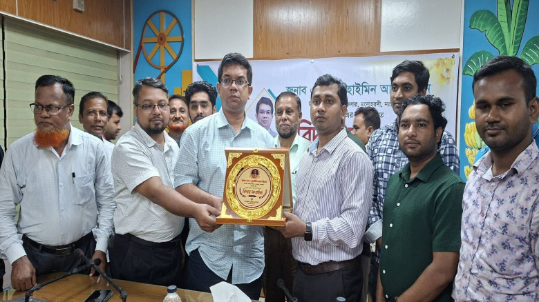 মনোহরদীতে ইউএনওকে রাজস্ব প্রশাসনের বিদায় সংবর্ধনা...