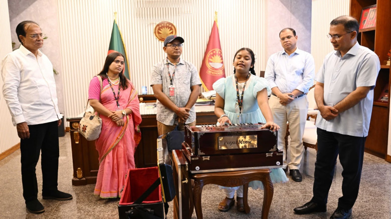 প্রধানমন্ত্রীকে গান শোনালেন রংপুরের অনুশ্রী রায়...