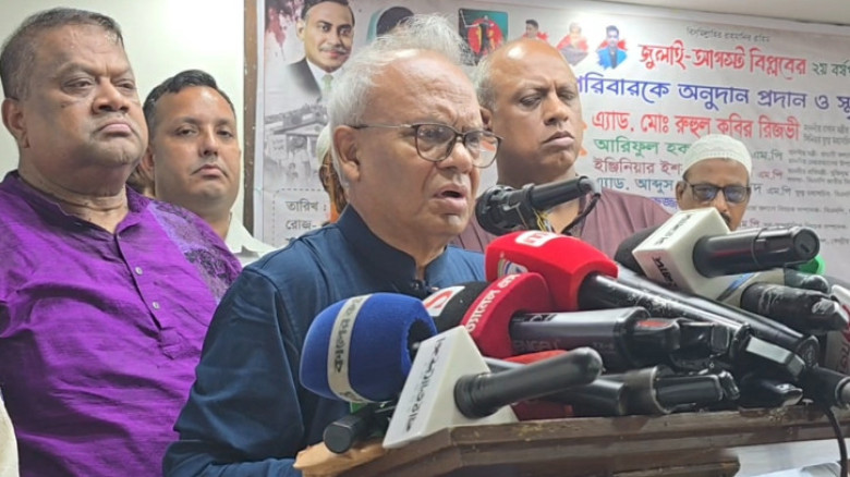 পলাতক খুনিকে রাজনীতি করার সুযোগ দেওয়া দেশের সার্বভ...
