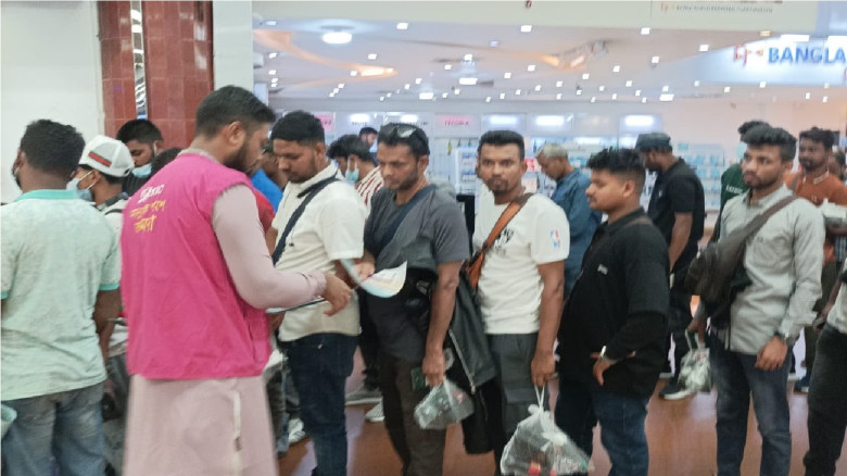 লিবিয়া থেকে দেশে ফিরলেন আরও ৩৪০ বাংলাদেশি...