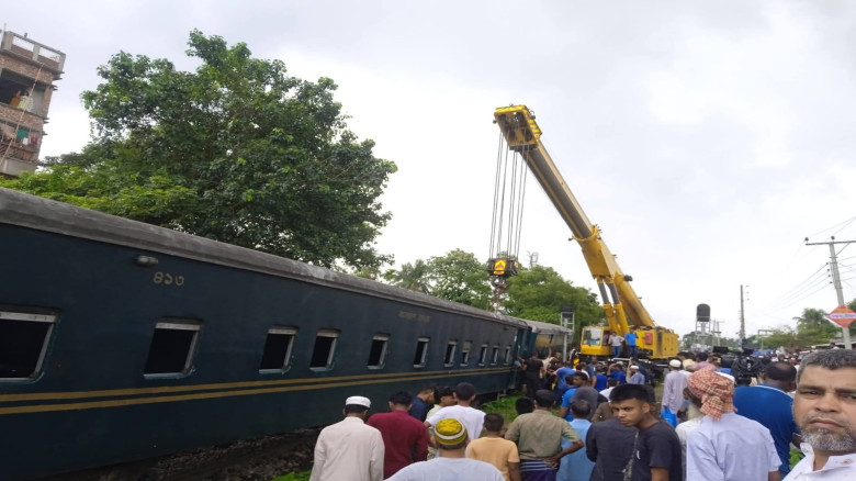 সাড়ে ৭ ঘন্টা পর ঢাকা-ময়মনসিংহ রুটে ট্রেন চলাচল শুর...
