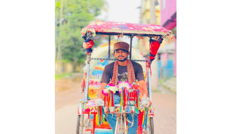 রিকশা চালিয়ে নিজের লেখাপড়াসহ সংসার চালাচ্ছেন কলেজ ...