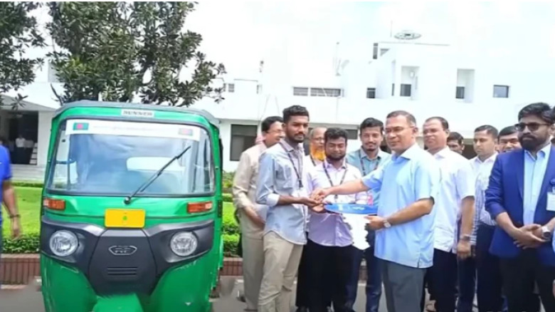 জুলাইযোদ্ধাদের সিএনজি-রিকশা উপহার দিলেন প্রধানমন্ত...