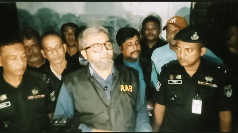 চাঁপাইনবাবগঞ্জে বিপুল পরিমাণ বিদেশি জাল টাকা ও তৈর...