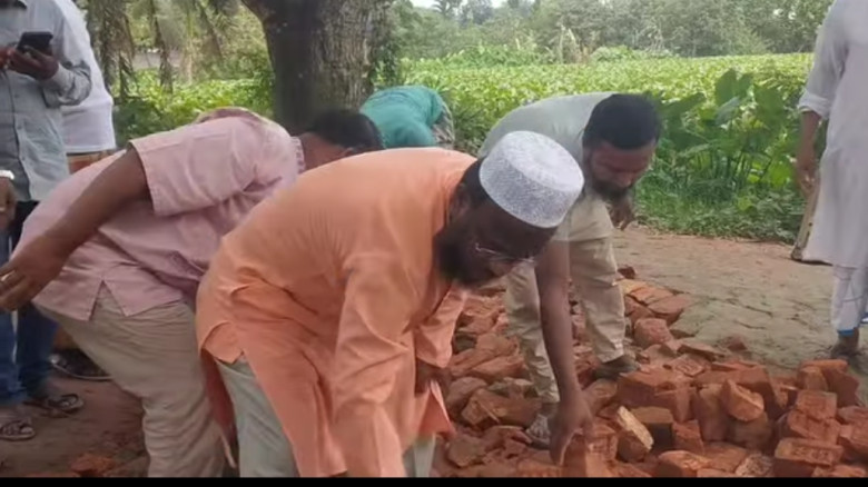 কটিয়াদীতে জামায়াতের উদ্যোগে ৫ কিলোমিটার সড়ক সংস্কা...