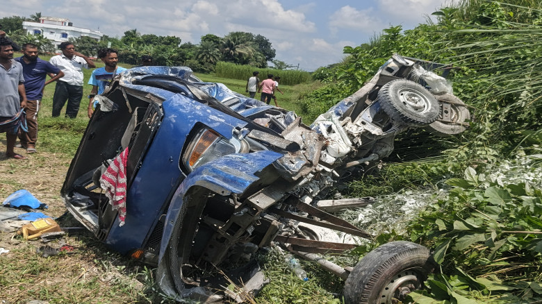 নাটোরে কপোতাক্ষ এক্সপ্রেসের ধাক্কায় পিকআপ চুরমার...