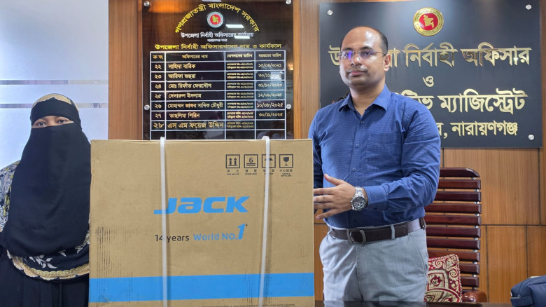 অসচ্ছল জুলাই শহিদ সদস্য সেলিনার হাতে ইলেকট্রনিক সে...