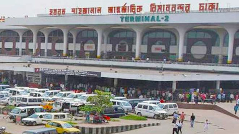 বিমানবন্দরে গাড়ি তল্লাশি করে ১ হাজার ৮১২ গ্রাম সোন...