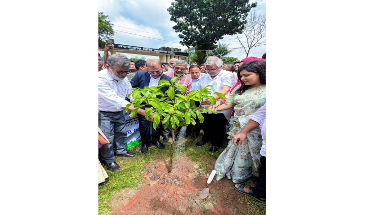 কেরানীগঞ্জে বৃক্ষরোপণ করলেন বন,পরিবেশ ও জলবায়ু প্র...