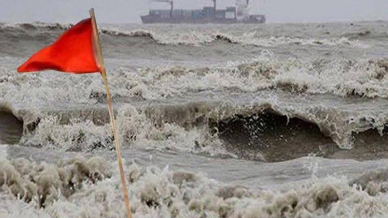 সমুদ্রবন্দরে তিন নম্বর সতর্ক সংকেত জারি...