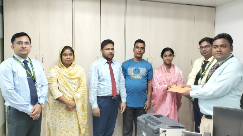 নিরাপত্তাকর্মীর মেয়ের সাফল্যে সংবর্ধনা দিল পূবালী ...