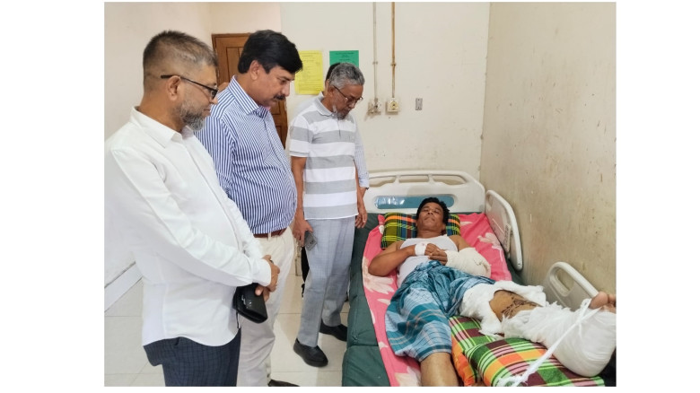 চবি সাবেক ছাত্রদল নেতা হাফিজের খোঁজ নিলেন চট্টগ্রা...