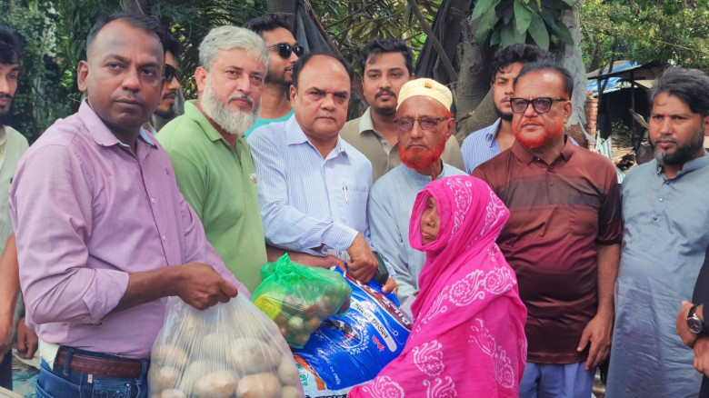 সীতাকুণ্ড অগ্নিকাণ্ডে ক্ষতিগ্রস্ত পরিবারের পাশে পৌ...