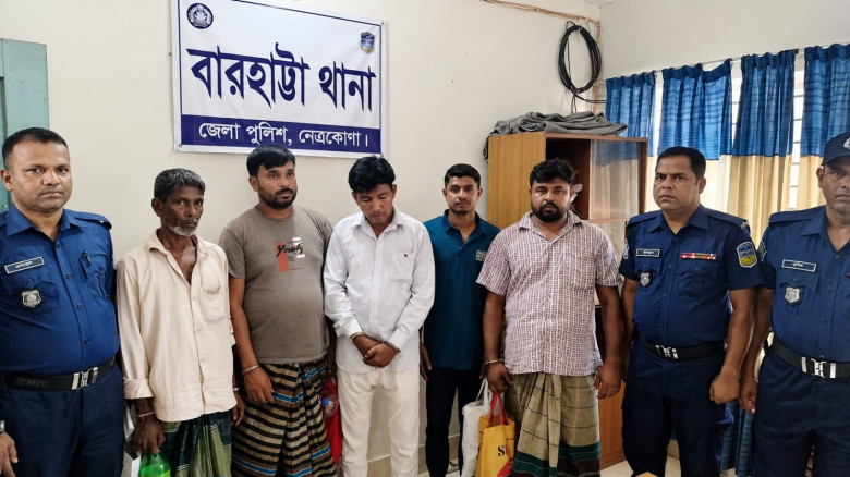 মধ্যরাতে মুদির দোকানে জুয়ার আসর, দুই ইউপি সদস্যসহ ...