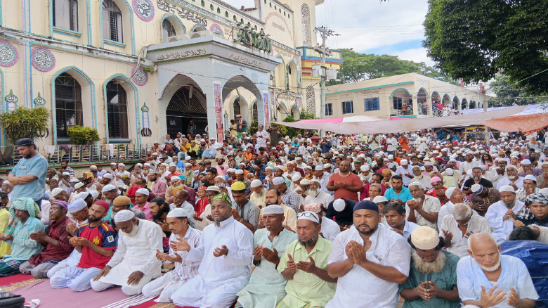 আখাউড়ায় কল্লা শাহ্ মাজারে জুমার নামাজে মুসল্লিদের ...