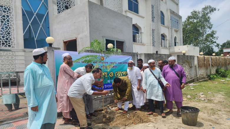 আত্রাই মডেল মসজিদ প্রাঙ্গণে গাছের চারা রোপণ করলেন ...